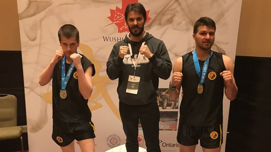 Gabriel Boudreau et Adrien Rebelo entourent leur coach, Laurent Pierre, qui s'est dit "fier" de ses deux protégés.