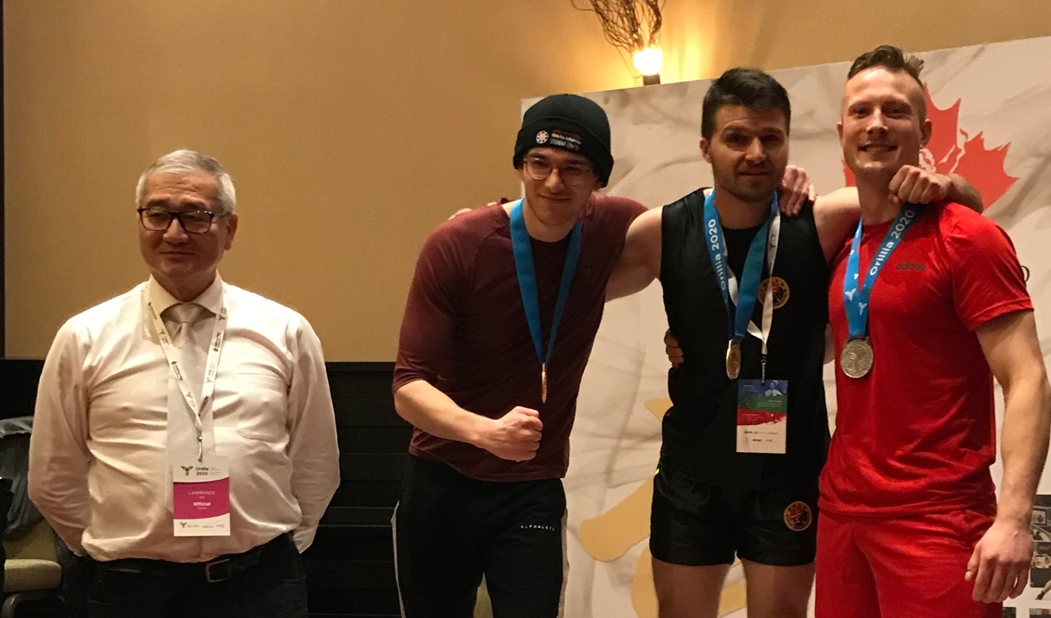 Adrien Rebelo (au milieu), médaillé d'or aux Jeux d'hiver de l'Ontario. Le jeune athlète représentait le club Wushu de Carignan.
