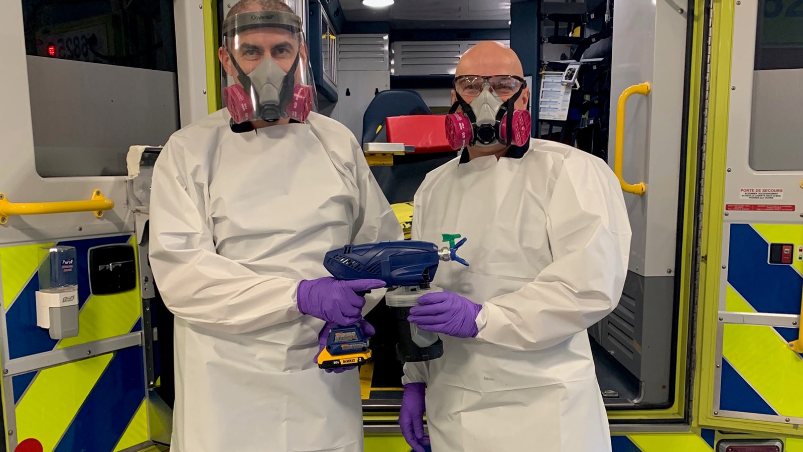 Peu importe le type d’appel sur lequel ils se rendent, les paramédics portent obligatoirement des gants, des lunettes, des masques et des jaquettes de protection.