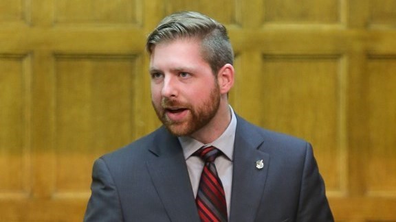 Contrairement aux États-Unis et à tous les pays de l’Union européenne, le Canada est d’ailleurs un des seuls pays en occident à ne pas exiger le remboursement des voyageurs.
