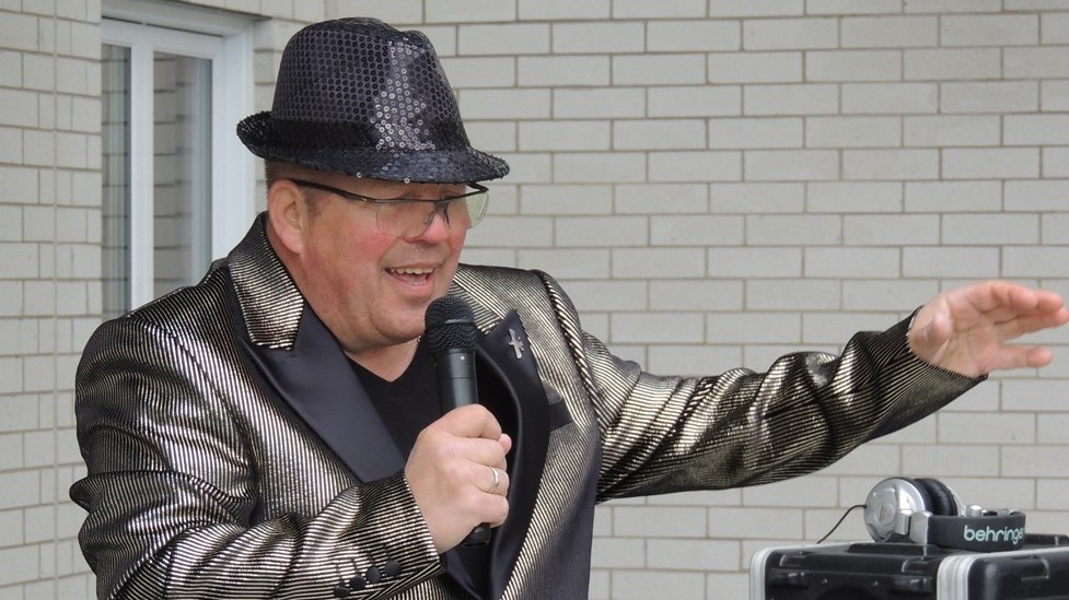 Pat le crooner: du 911 au chant sous les balcons des aînés