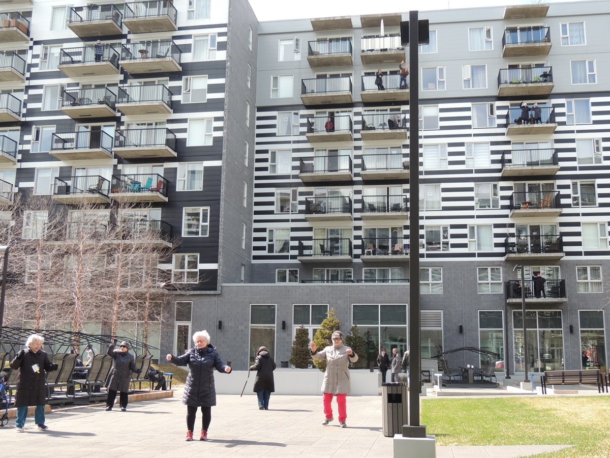 Pat le crooner: du 911 au chant sous les balcons des aînés