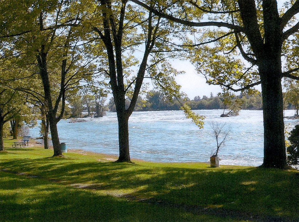 Les parcs et espaces verts de Richelieu rouvrent partiellement. Cette mesure, à effet immédiat, ne concerne pas encore les jeux et fontaines d'eau.