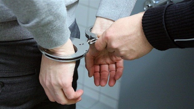Les quatre personnes arrêtées étaient toutes visées par un mandat d’arrestation et ils ont par la suite été libérés avec diverses conditions à respecter.