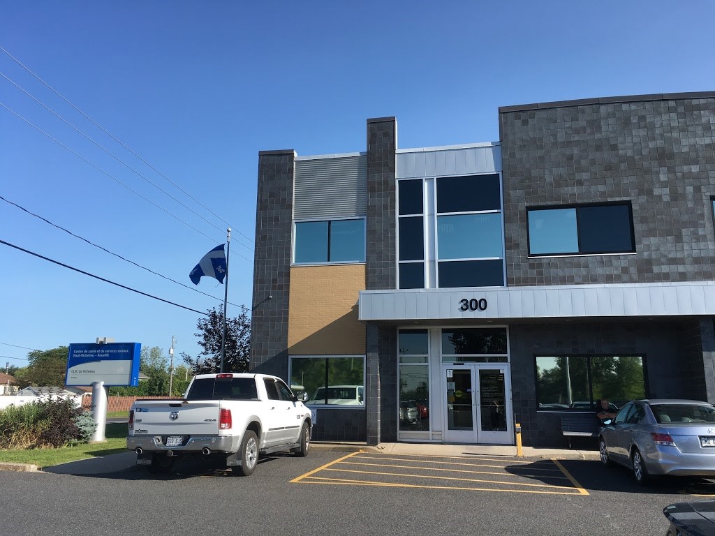 Le CLSC du Richelieu aurait refusé l'accès à un homme qui se présentait comme victime de douleurs à la poitrine, car son dossier n'y était pas. Il est parti vers l’hôpital le plus proche, celui à Saint-Hyacinthe. Il est mort sur la route.