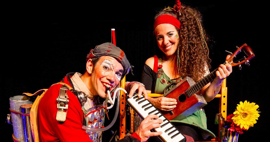 Parmi les artistes, Ariane DesLions et Tiyou invitent les enfants le dimanche 23 août à un atelier bricoleur à part d'objets recyclés et de chansons.