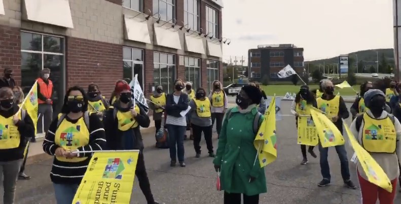 Les RSG en milieu familial de la Montérégie, celles de Saint-Hyacinthe, de Saint-Jean-Sur-Richelieu, de Brossard et de Longueuil ont manifesté hier devant le bureau d’Isabelle Charest, ministre de la Condition féminine au gouvernement du Québec.