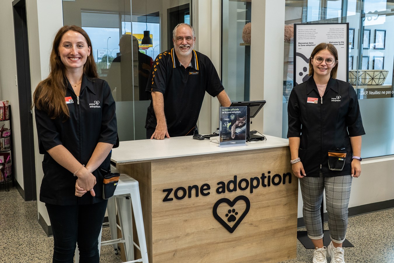 Des employés de la troisième Zone d’adoption pour chats Mondou du magasin Saint-Jean-sur-Richelieu: Laurence Leroux et Valley Roussin, spécialistes des adoptions, ainsi que Daniel Filion, éducateur.
