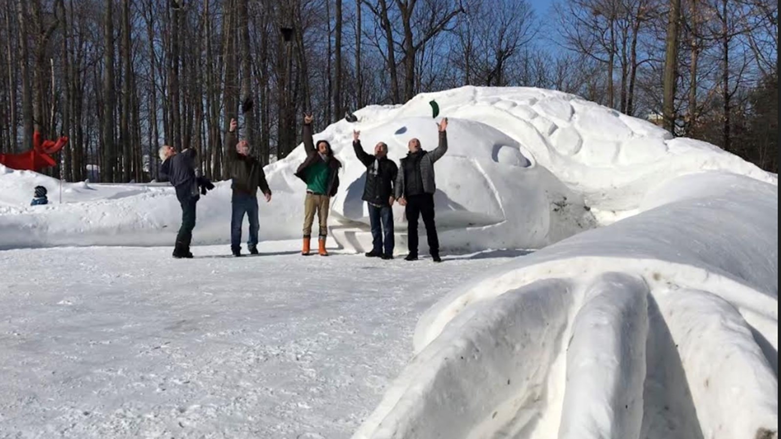 Cinq artistes réalisent une sculpture animalière de neige monumentale