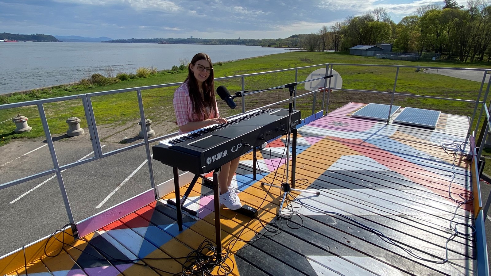 Rose Dubé, artiste lors de la captation du Mixbus studio à Lévis le 16 mai dernier.