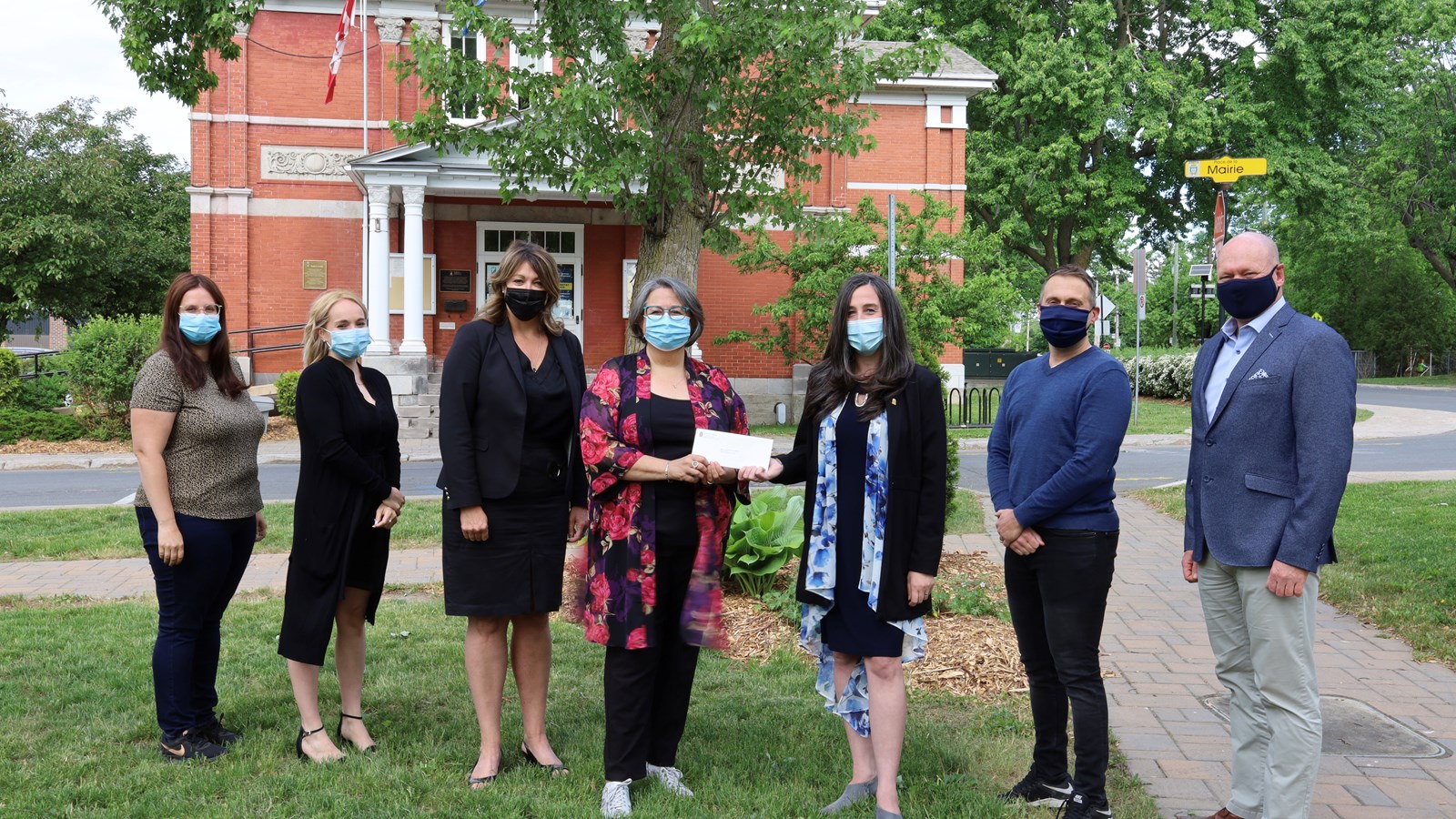 Lors de la remise du chèque de la Ville de Chambly à la Maison Simonne-Monet-Chartrand étaient présents (de gauche à droite) : Vanessa Fillion, agente de liaison Maison SMC, Stéphanie Morin, agente de développement Maison SMC, Marie-Josée Vaillancourt, secrétaire Maison SMC, Marie Michèle Nahas, présidente Maison SMC, Alexandra Labbé, mairesse, Carl Talbot, conseiller municipal et Mario Lambert, conseiller municipal.
