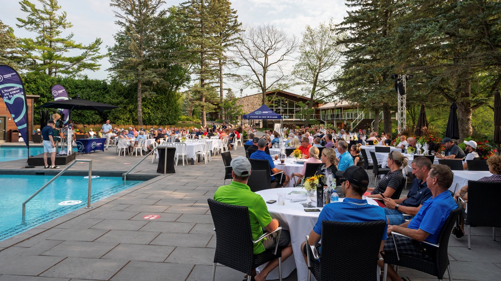 Cérémonie d'hommages et de remise de prix lors du cocktail suivant le tournoi de golf.