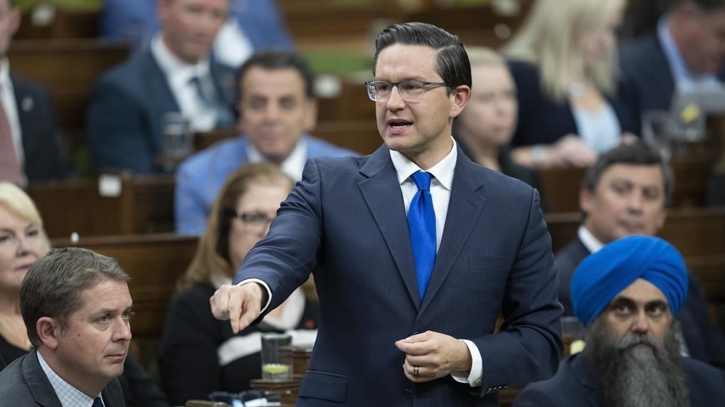 Un mot-clic misogyne dans les vidéos de Pierre Poilievre