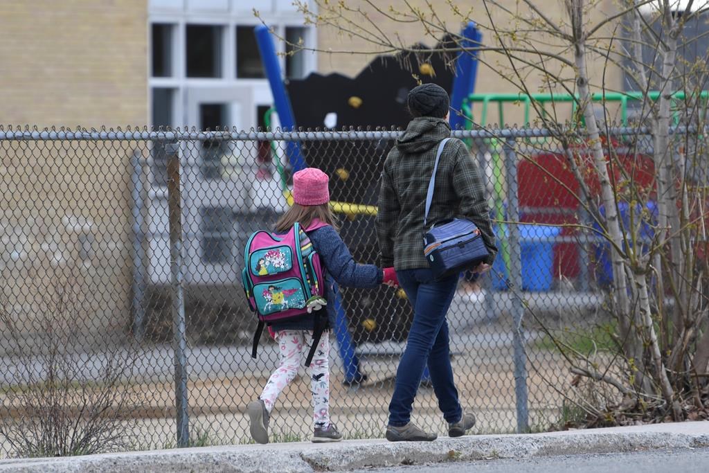 Le Dr Julien demande que l'école soit reconnue comme un service essentiel