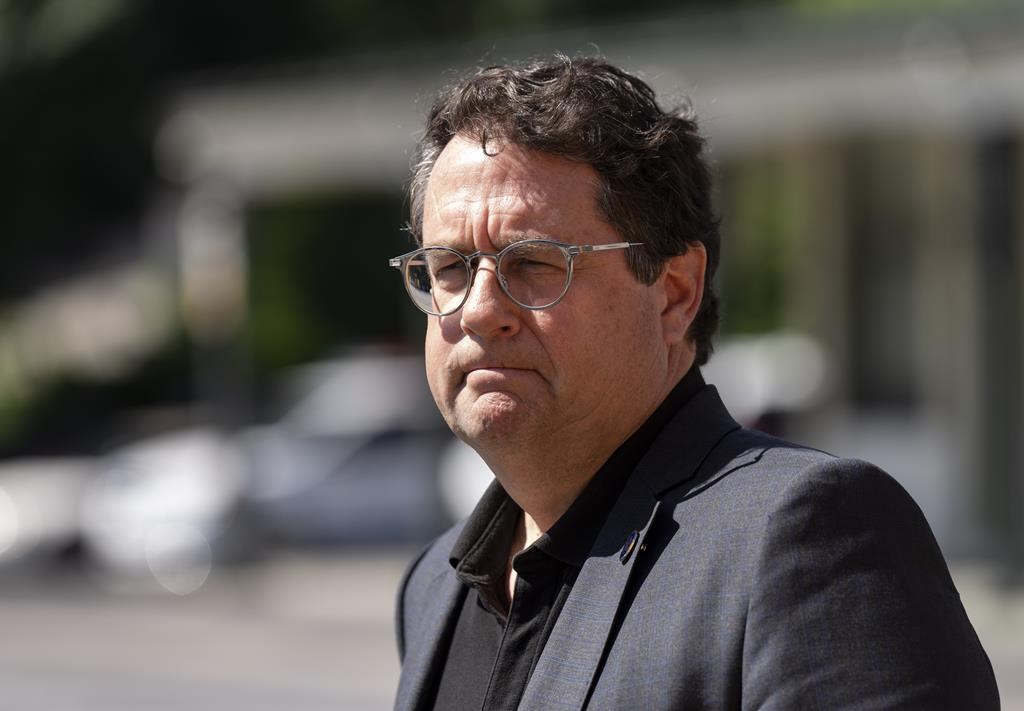 Bernard Drainville enverra une directive pour interdire le cellulaire en classe