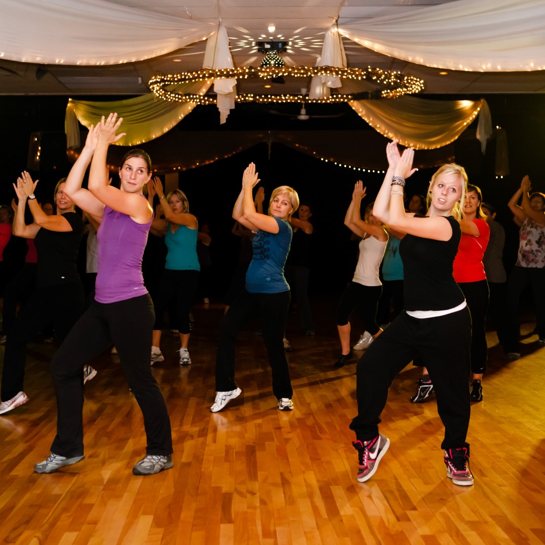 Les classes de Zumba, comme ici à l'école Sodanse de Beloeil, attirent des adeptes se déhanchant au son des musiques du monde. (Photo : Patrick Maher)