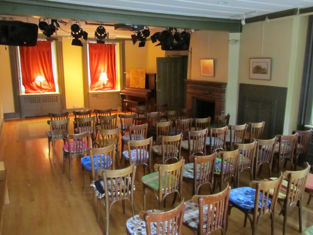 Les artistes de la relève sélectionnés pour le projet Nouveaux Visages pourront se produire à la Maison Villebon de Beloeil, dans une salle de 60 places munie d'un système de son complet, d'un écran et d'un projecteur. (Photo : Courtoisie)