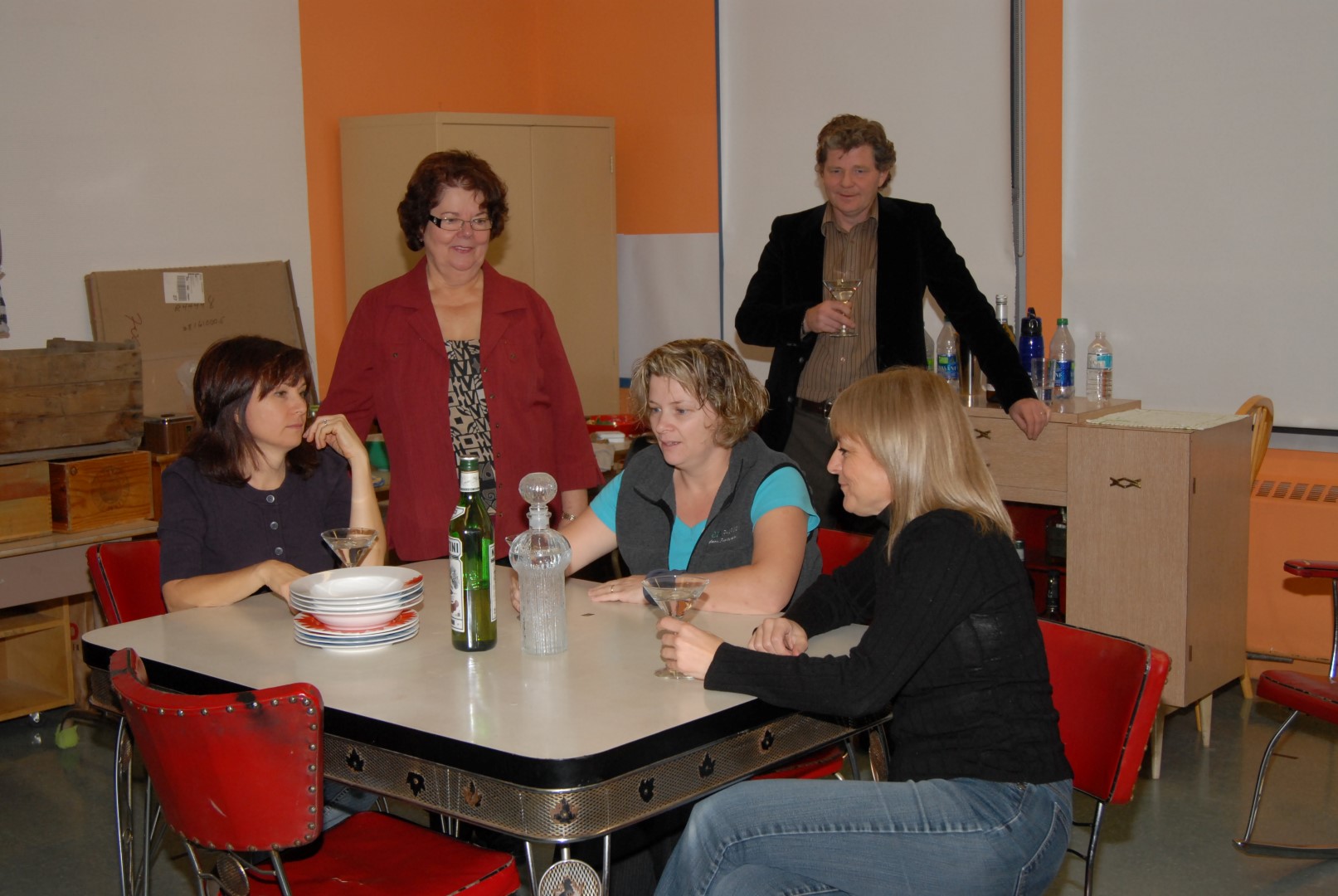 La troupe de théâtre professionnelle Productions Sous l’Choc, en répétition pour la pièce Et mademoiselle Roberge boit un peu, qui prendra l’affiche à Arts Station du 3 au 12 novembre. (Photo : Luc Giard)