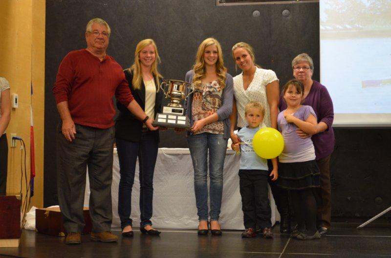 Marianne Lévêque-Brissette et Sarah-Jane Caumartin (au centre) ont reçu le trophée Darren-McPhee des mains des membres de la famille McPhee, soit John McPhee, Éliane Koziel (épouse de Darren), Marie McPhee ainsi que Justin et Emma. (Photo : Courtoisie)