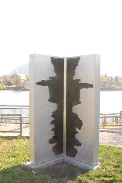 Une nouvelle sculpture, signée par l’artiste Marie-France Brière, a été installée devant l’église dans le Vieux-Beloeil. (Photo : Luc Giard)