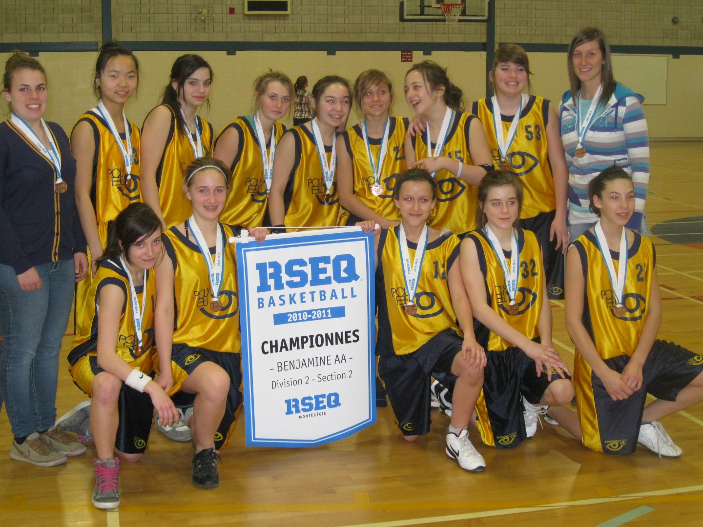Avec le nouveau programme de basketball les Mini-Pionniers, les membres des équipes des Pionniers de la Polybel passent du temps avec les plus jeunes du primaire pour partager leurs connaissances. (Photo : Courtoisie)