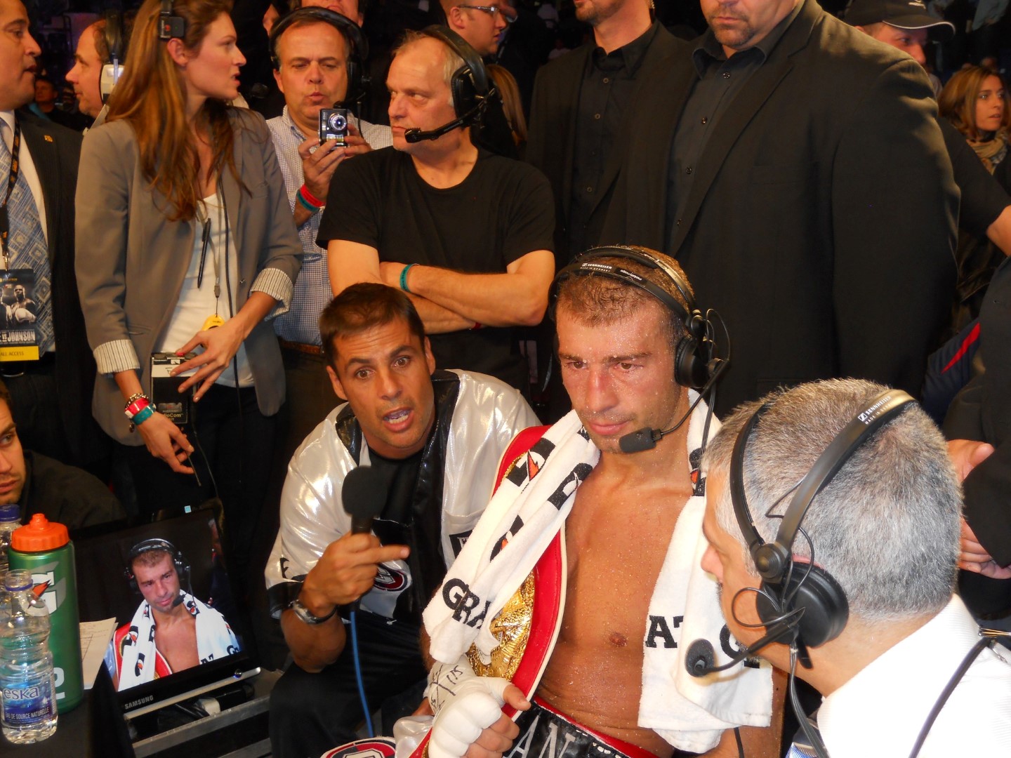 L'entraîneur Stéphan Larouche et Lucian Bute, qui viennent de descendre du ring quelques instants après la fin du combat que Bute a gagné très facilement. (Photo : Bill Brazeau)