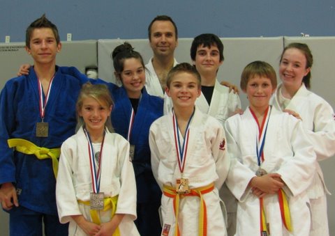 L’entraîneur Marc-André Guertin (à l’arrière sur la photo) a de quoi être fier : les judokas Kevin Savard-Pagé, Florence Lagüe, Alyson Caron, Louis Gagnon, Samuel Morier, Charles Choinière et Audrey Dion connaissent un bon début de saison au sein du Club de judo de la Vallée-du-Richelieu. (Photo : Courtoisie)