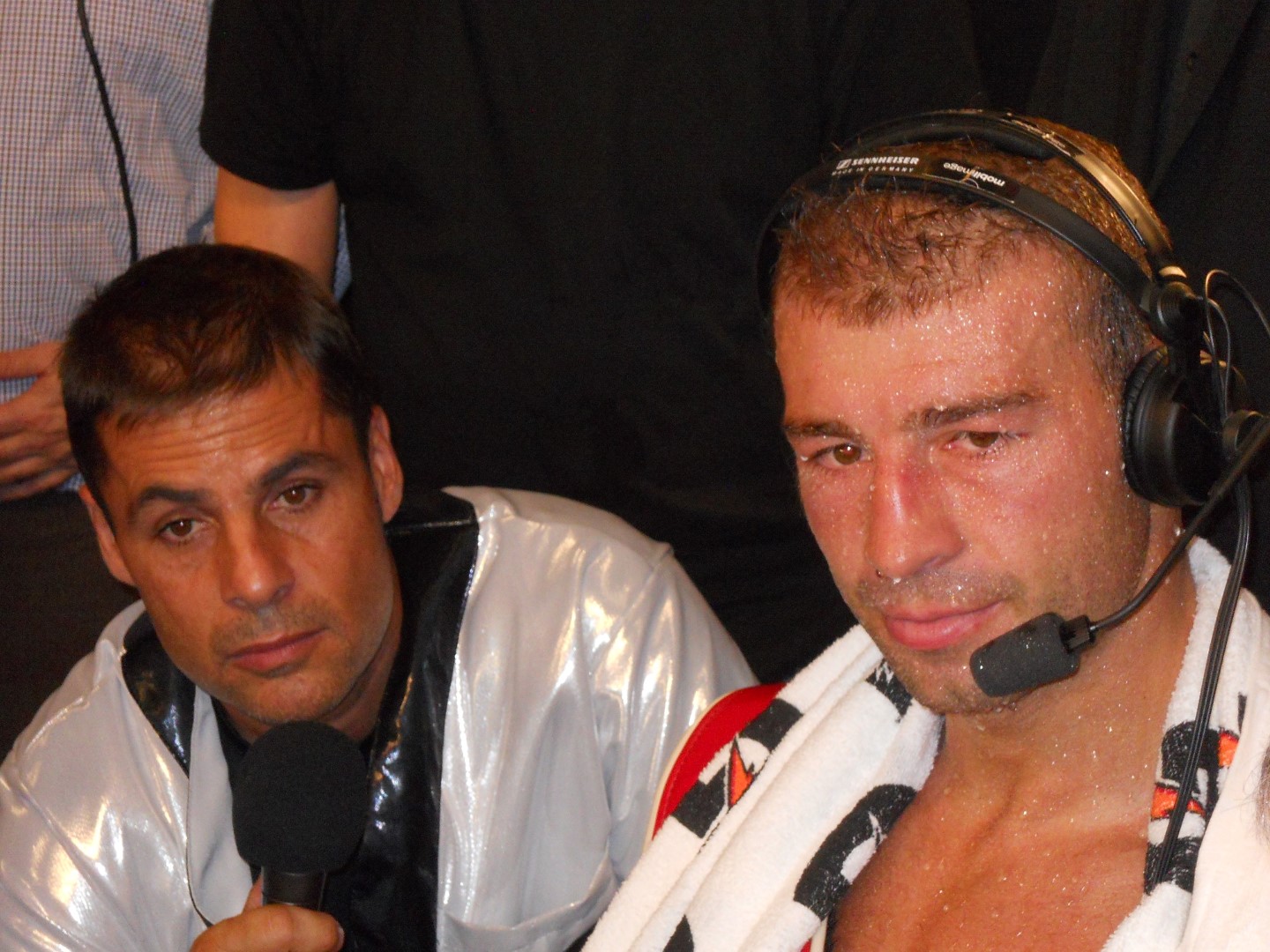 Lucian Bute sera de passage à La Cage aux Sports de Mont-Saint-Hilaire, le 9 décembre. Il sera accompagné de son entraîneur Stéphan Larouche, que l’on voit aux côtés de Bute sur cette photo prise quelques instants après sa victoire contre Glenn Johnson à Québec, le 5 novembre.