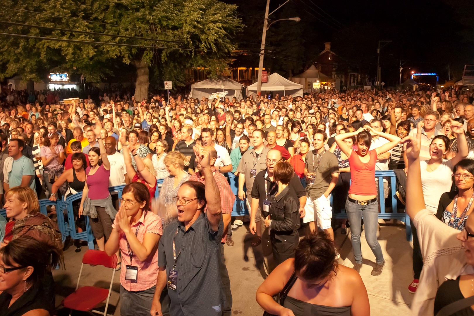 Les spectateurs ont apprécié la prestation du Boogie Wonder Band, mercredi, dans le cadre de la première journée du Festival d'été de Beloeil. (Photo : Patrick Maher)