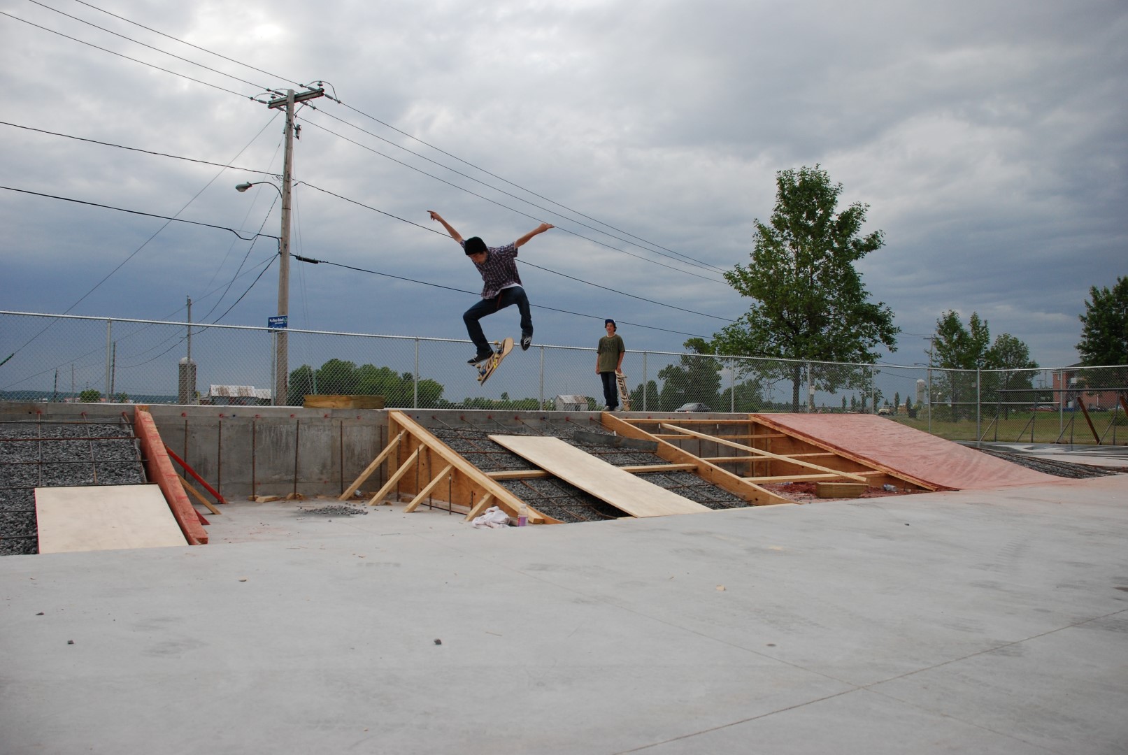 « Nous avons hâte que le skatepark soit terminé » raconte Luciano, venu s’entraîner avec ses amis sur le site encore en construction. (Photo : Isabelle Le Maléfan)