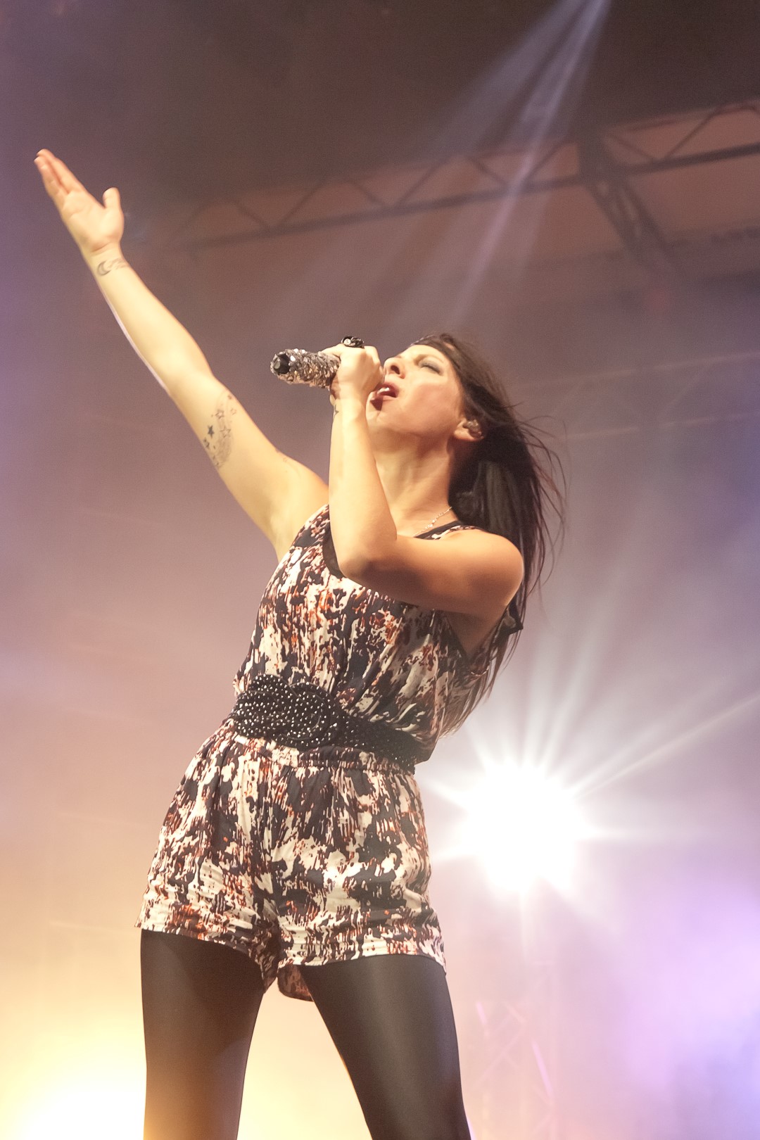 En pleine forme, Marie-Mai a présenté un excellent spectacle. Le choix des chansons était bon, la rockeuse était énergique, dansait, se promenait d’un côté à l’autre de la scène et parlait à son public très régulièrement. (Photo: Patrick Maher)