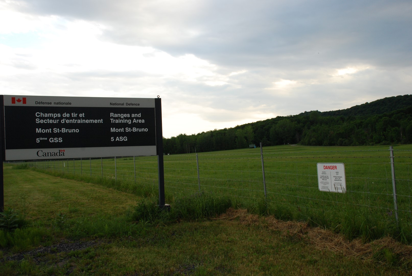 Deux grands terrains de soccer et quatre autres plus petits devraient être situés proche de l’entrée du site militaire. (Photo : Isabelle Le Maléfan)