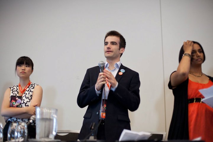 Le député de Chambly-Borduas, Matthew Dubé (au centre), a donné une conférence en marge du congrès fédéral du NPD, à Vancouver. (Photo : Courtoisie)