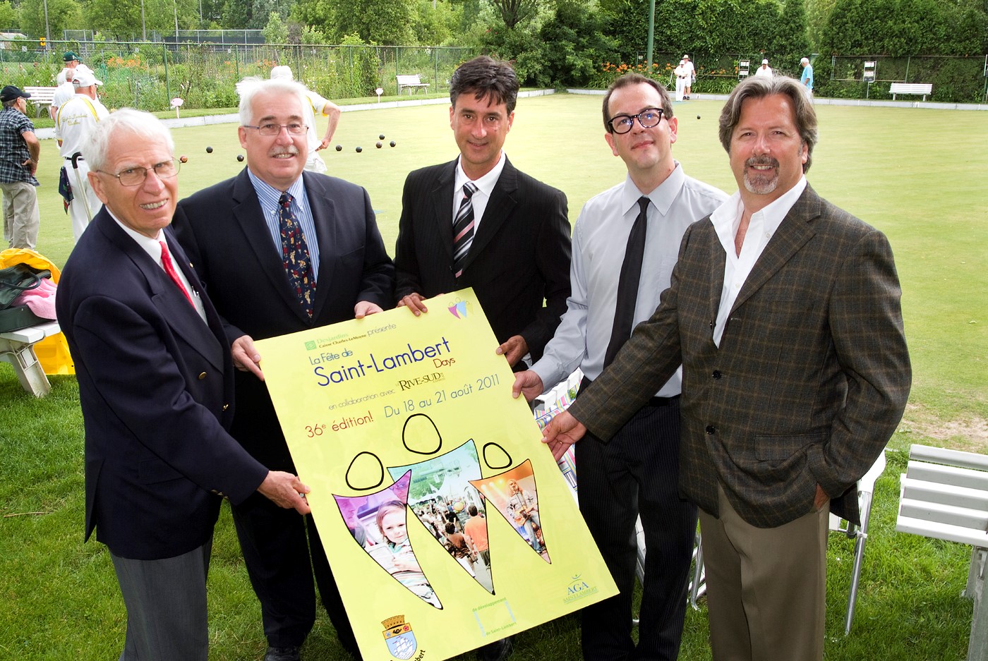 Georges Germain, président de la Caisse Desjardins Charles-LeMoyne, Philippe Brunet, maire de Saint-Lambert, Alain De Choinière, éditeur du Rive-Sud Express.ca, Jean-Sébastien Robillard, directeur général du comité organisateur de la Fête de Saint-Lambert, et André Poirier, représentant de la ministre du Tourisme, Nicole Ménard.