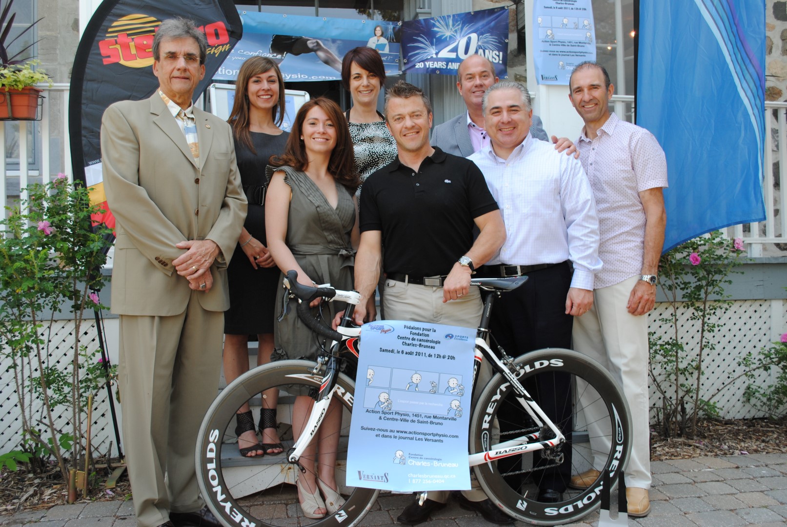 Dans l’ordre habituel : (en haut) Claude Benjamin, maire de Saint-Bruno (partenaire), Janie Lebel, coordonnatrice marketing de Stelpro Design (partenaire), Chantal Galarneau, Relations publiques Action Sport Physio Saint-Bruno, Philippe Clair, propriétaire et éditeur du journal Les Versants(partenaire), Luc Bourdages, propriétaire de la boutique Sports Excellence de Saint-Bruno, (en bas) Carol-Anne Boileau, Relations publiques Action Sport Physio Saint-Bruno, Bruce Loranger, organisateur du Grand tour nocturne 2011, et Urbano Ciccarelli, propriétaire de la clinique Action Sport Physio Saint-Bruno. (Photo : Oriane Wion)