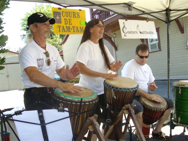 Le trio de percussionnistes Cœurs battants organise des jams extérieurs tous les mardis soirs pour faire découvrir leur musique. (Photo : Courtoisie)