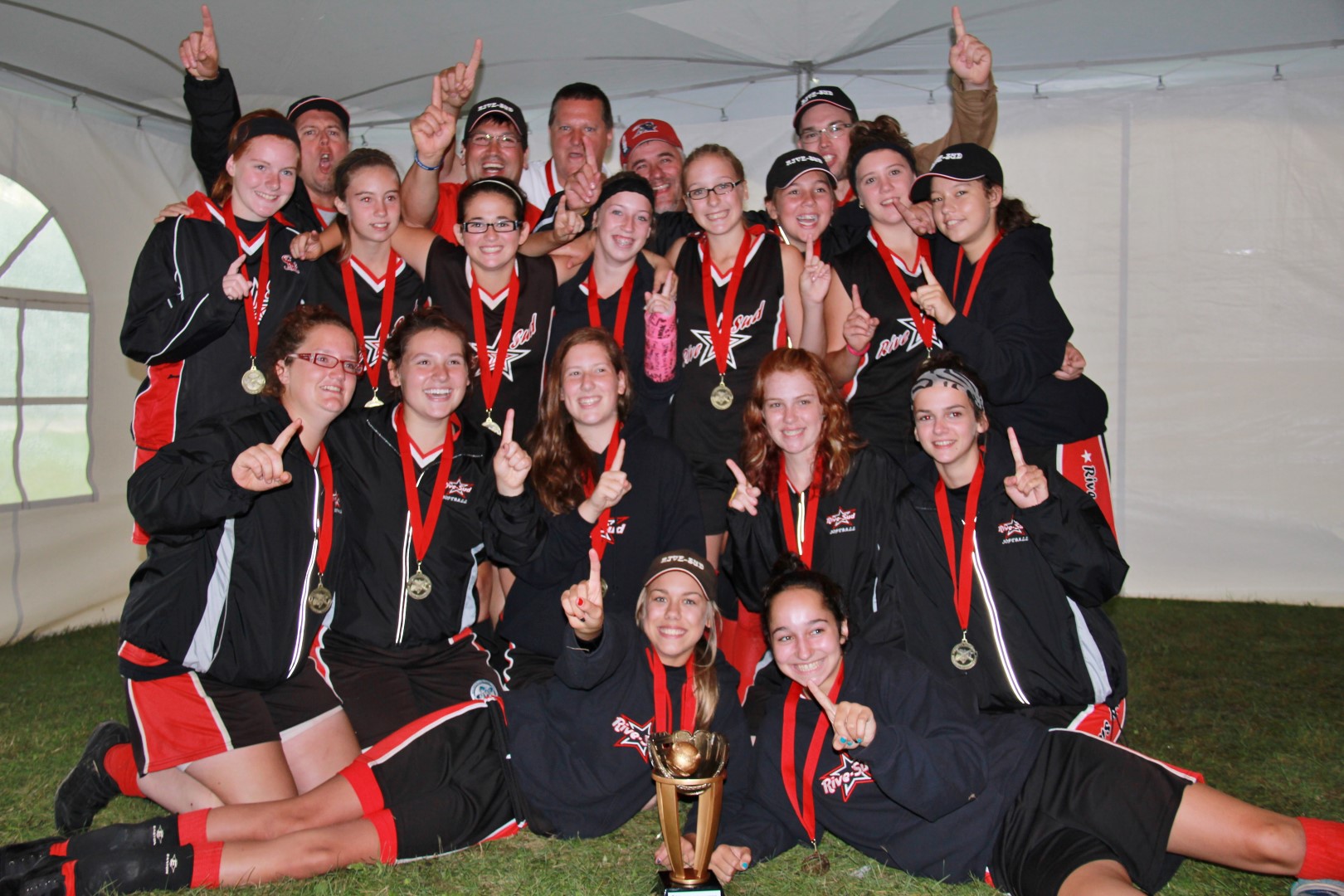 L'équipe benjamine de la Rive-Sud a remporté la médaille d'or au Championnat de l'est canadien féminin de balle rapide. (Photo : Courtoisie)