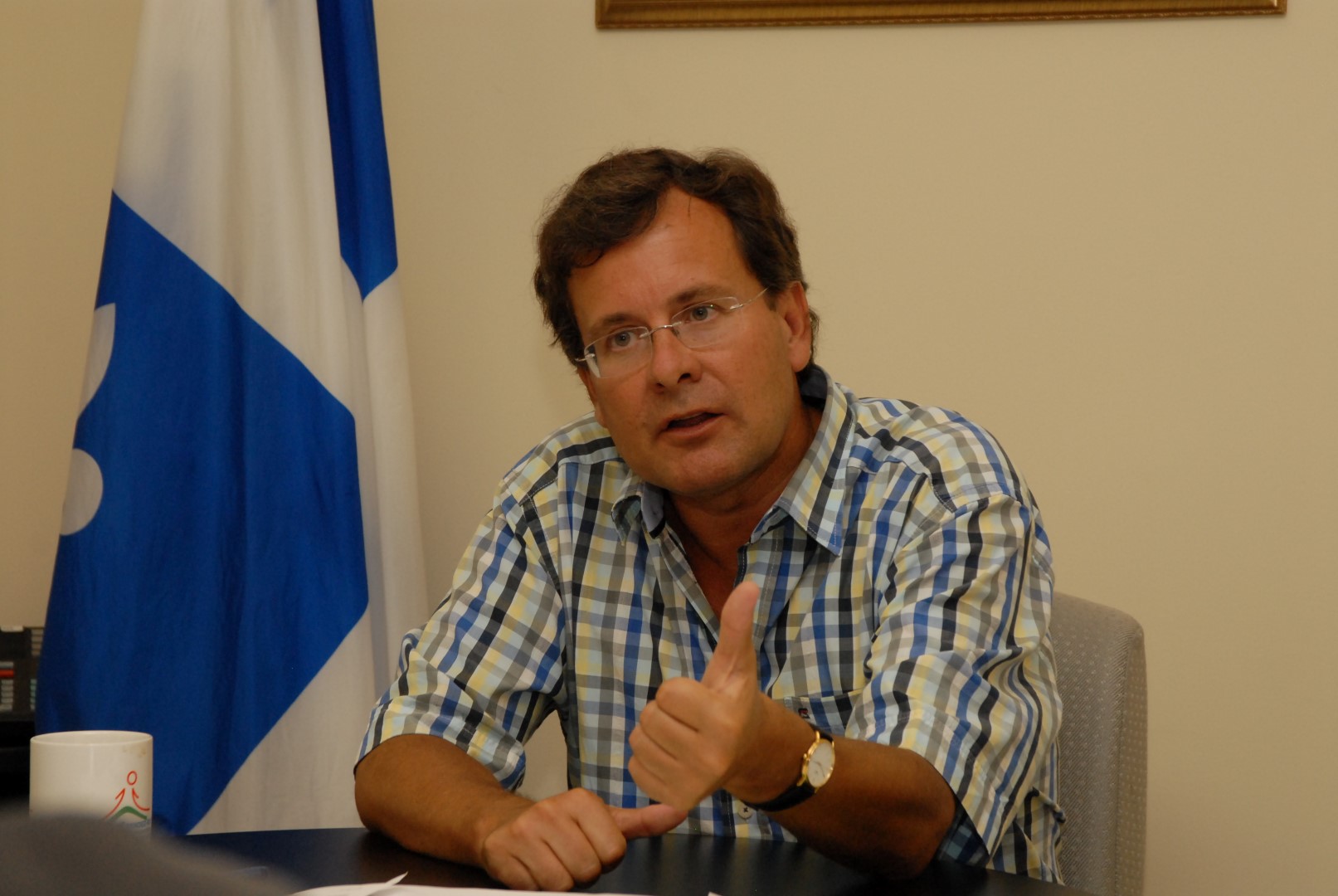 Bertrand St-Arnaud se veut le défenseur des citoyens, des villes et des organismes de sa circonscription. (Photo : Luc Giard)