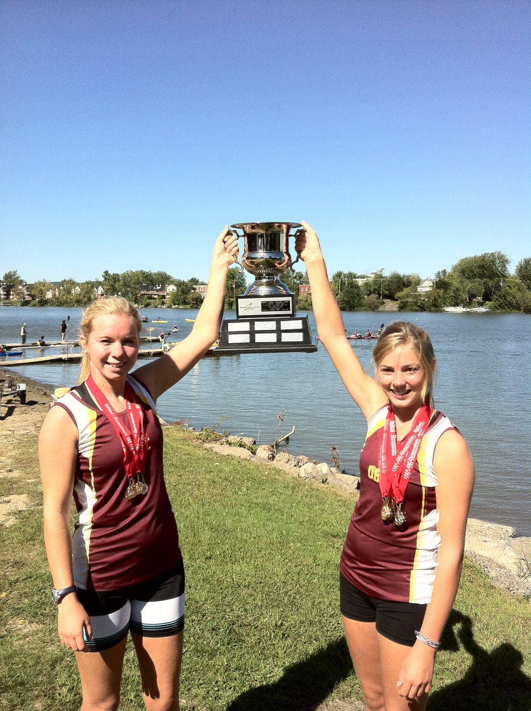 C’est grâce à leur force, à leur complicité et à leur travail d’équipe que Marianne Lévêque-Brissette et Sarah-Jane Caumartin ont pu mettre la main sur le trophée Darren-McPhee. (Photo : Isabelle Laramée)