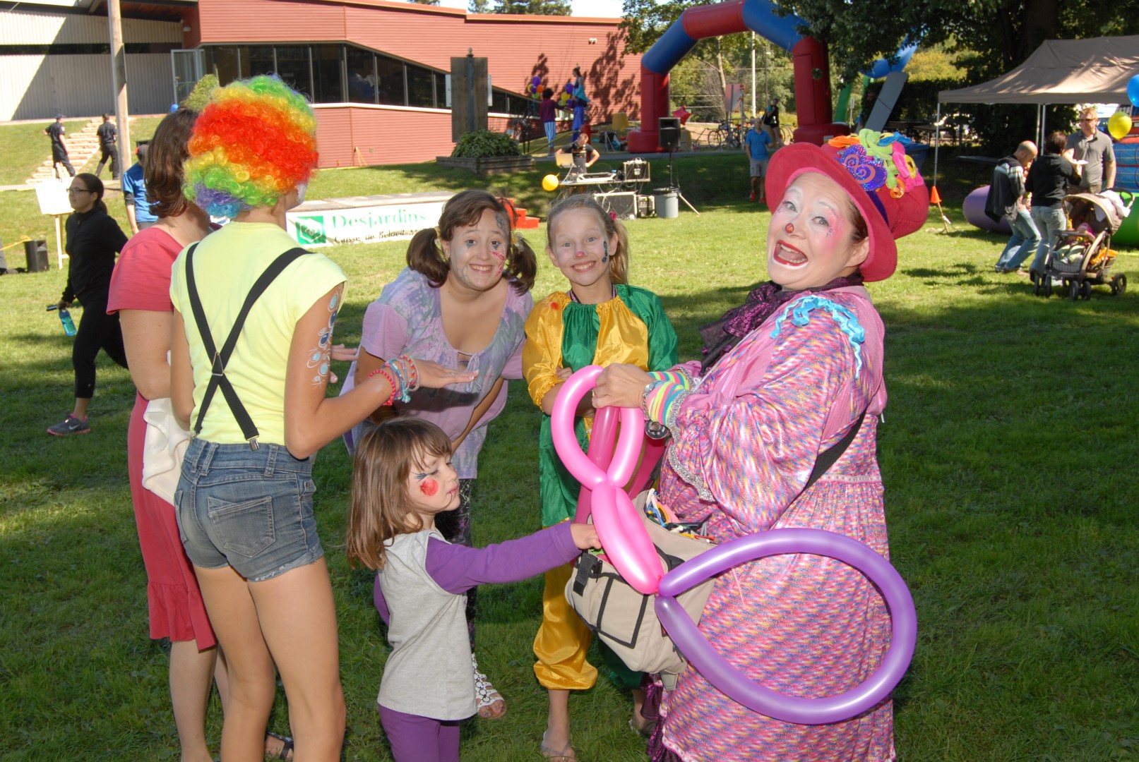 Des jeux gonflables, une kermesse, des amuseurs publics et de nombreux animateurs du camp de jour étaient présents de la Fête de la famille d'Otterburn Park, qui s'est tenue samedi dernier à la Pointe-Valaine. (Photo : Luc Giard)