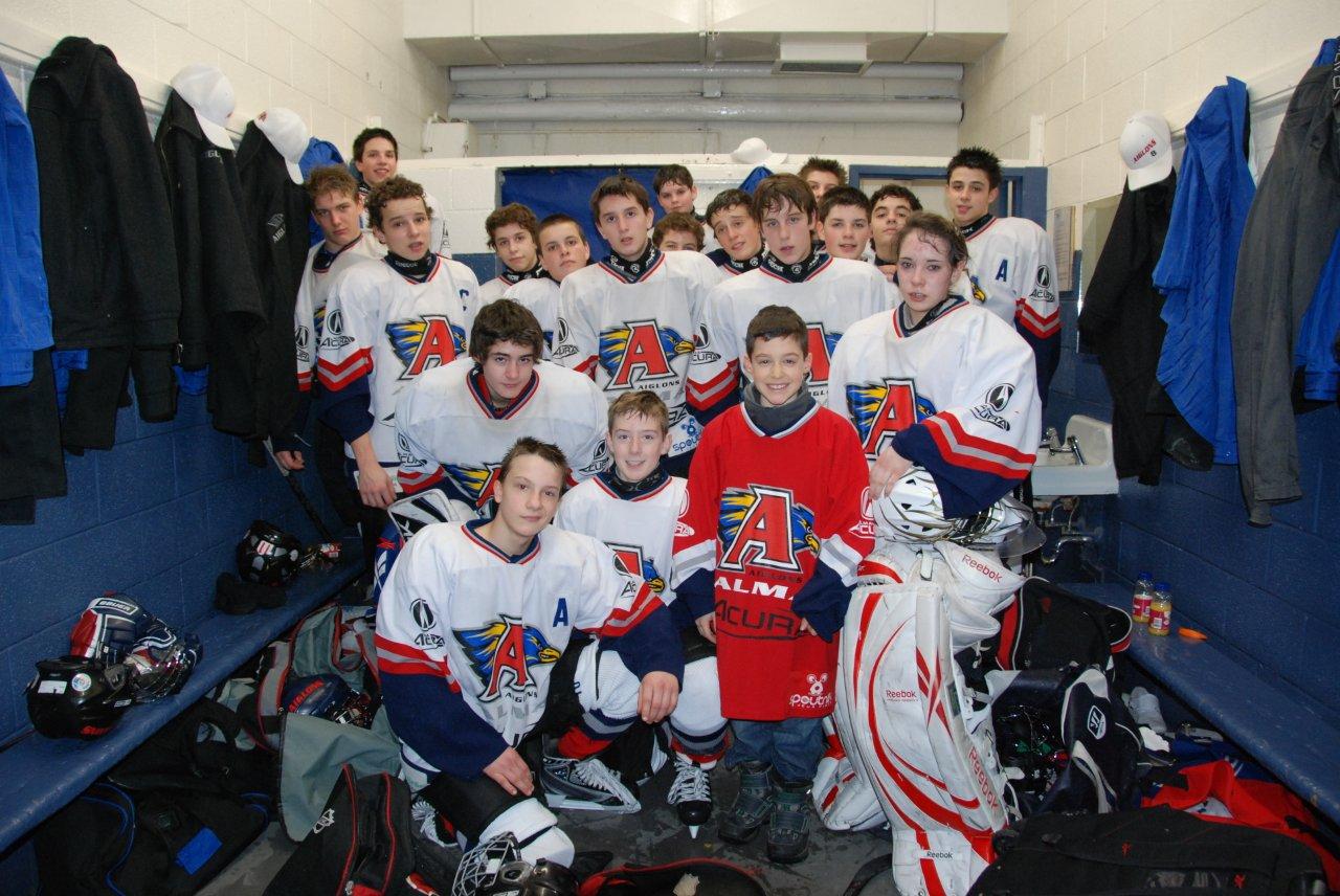 Tout au long du Tournoi bantam de Beloeil, chaque équipe est parrainée par un jeune. L’an dernier, Guillaume Potvin-Lamothe (en rouge) était responsable des Aiglons d’Alma.