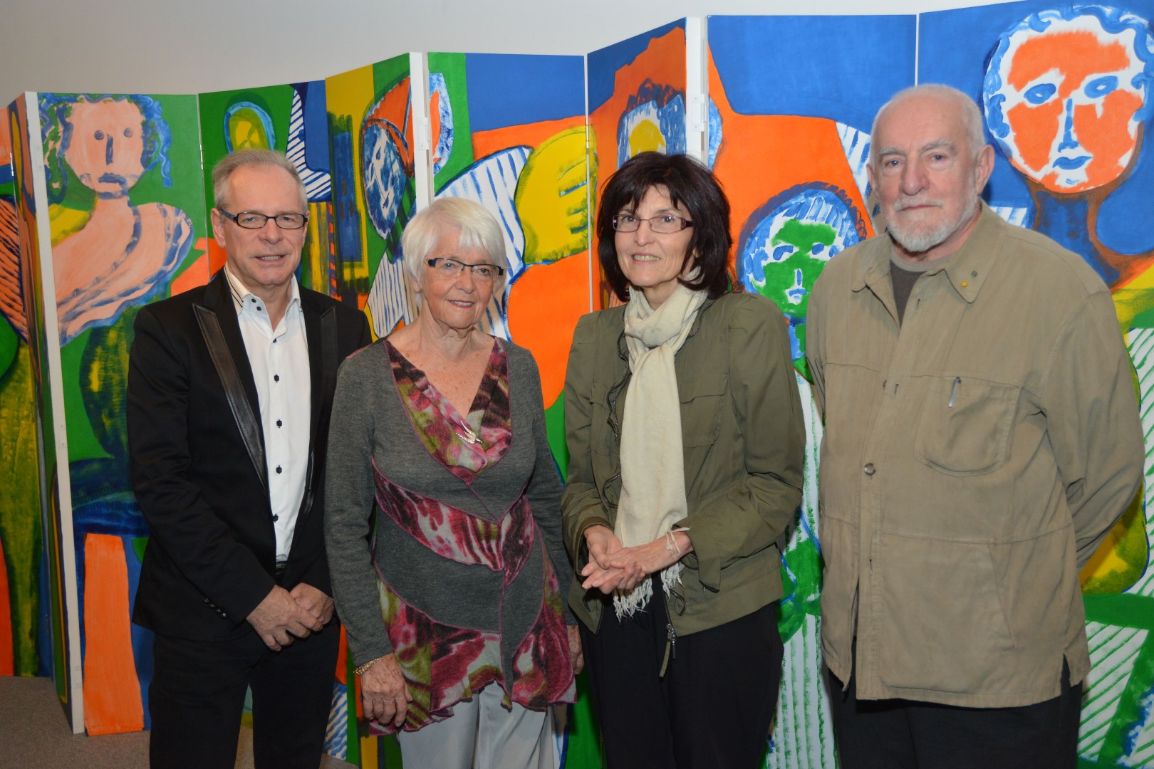 Simon Brault, fils de l’artiste et coprésident d’honneur de l’exposition, Huguette Brault, femme de l’artiste, Joanne Chevrier, chef de la communication avec la clientèle chez Hydro Québec, entreprise présentatrice de l’exposition, et René Derouin, coprésident d’honneur.