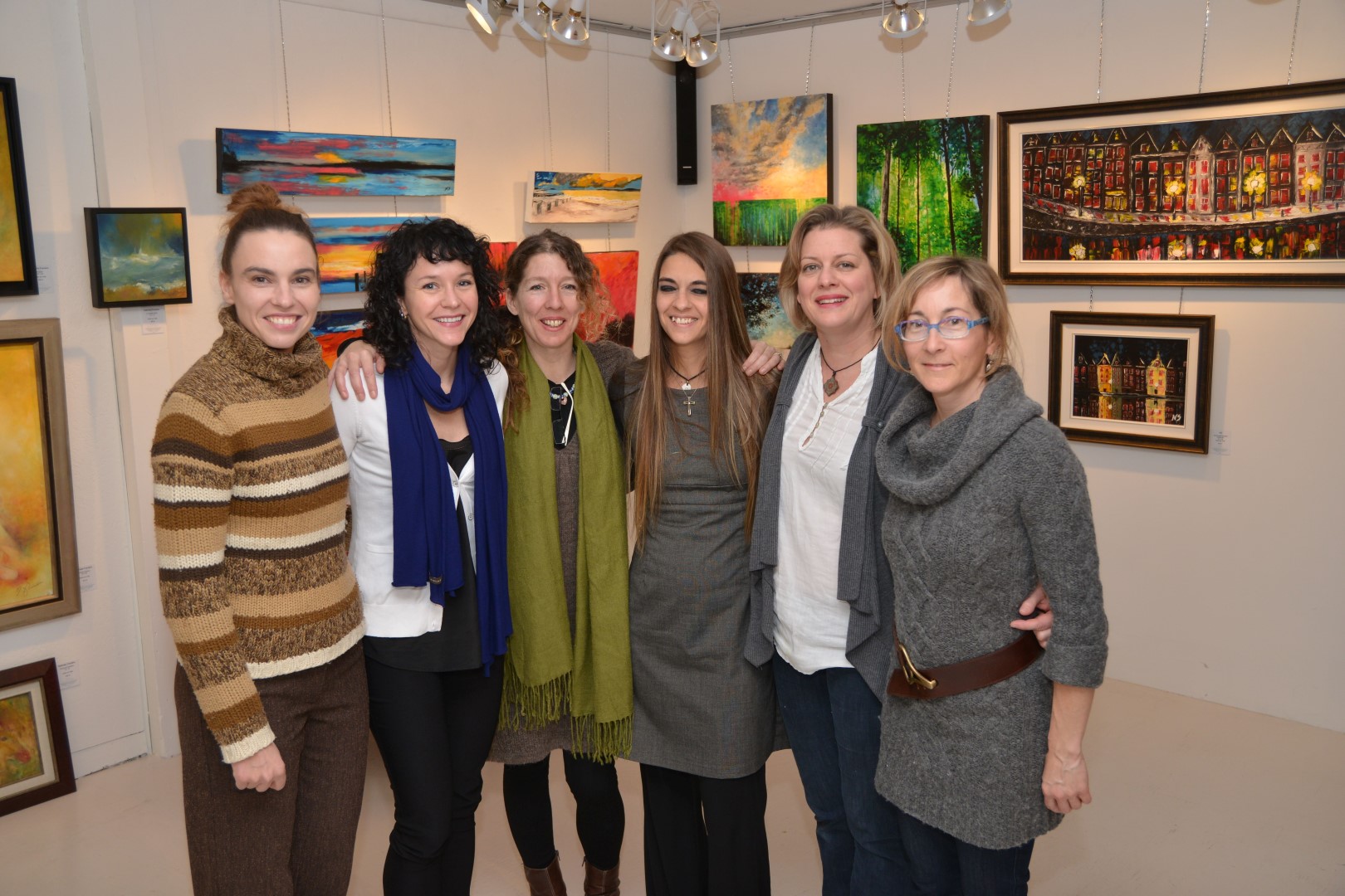 Le vernissage de l’exposition <@Ri>L’art joyeux<@$p> à l'affiche à la Maison DuPont, le 10 novembre, a permis de rassembler plusieurs artistes de la région, dont Caroline Layre, Andrée-Anne Laberge, Nathalie Frenière, Karine Tremblay, Luc Sanacore et Chantal Lagacé.