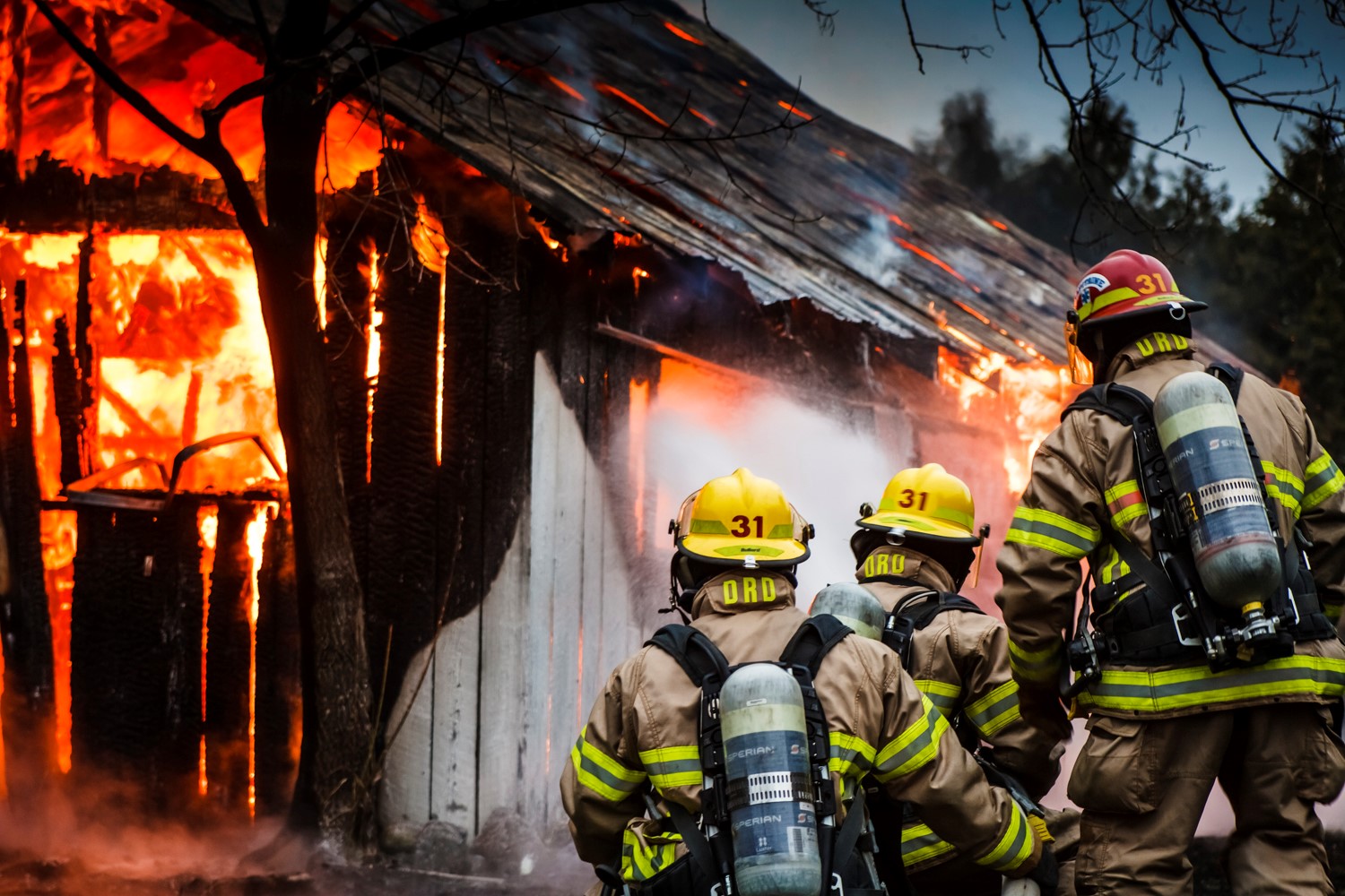 Une grange s'envole en fumée à Mont-Saint-Hilaire