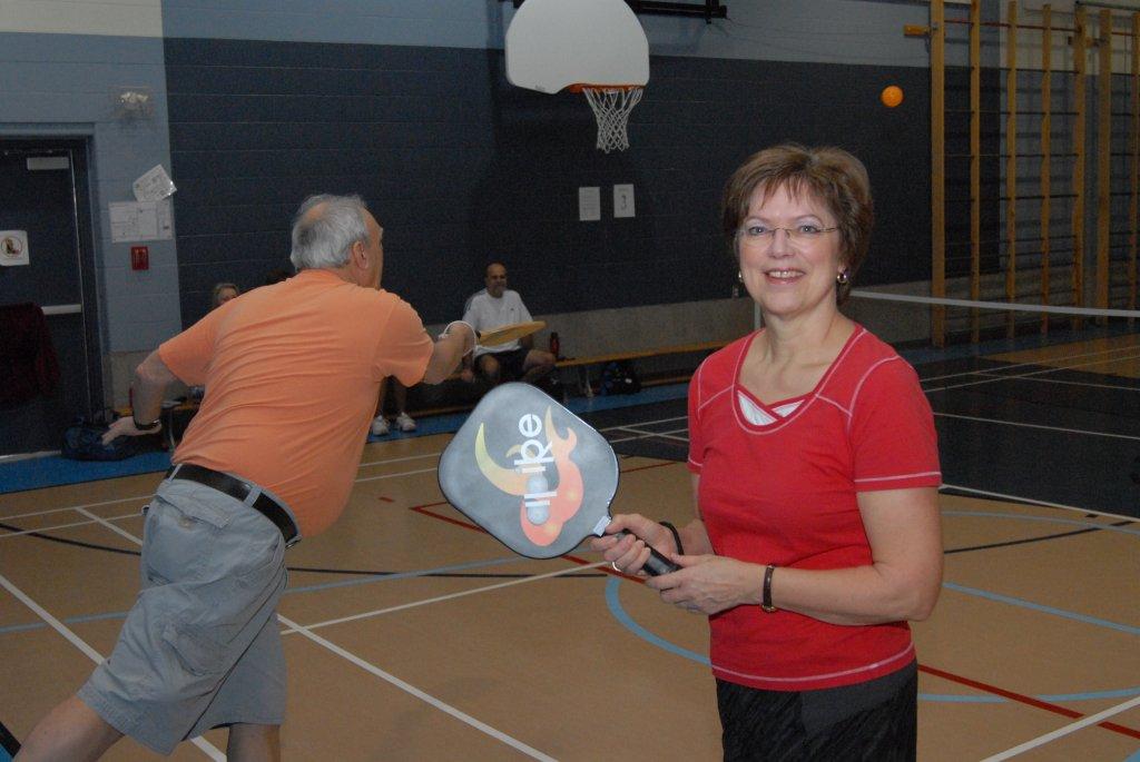 Monique Touchette organise des séances de pickleball chaque samedi à l’école Au-Fil-de-l’Eau de Mont-Saint-Hilaire. Compte tenu de la popularité grandissante de ce nouveau sport, d’autres séances pourraient être ajoutées.