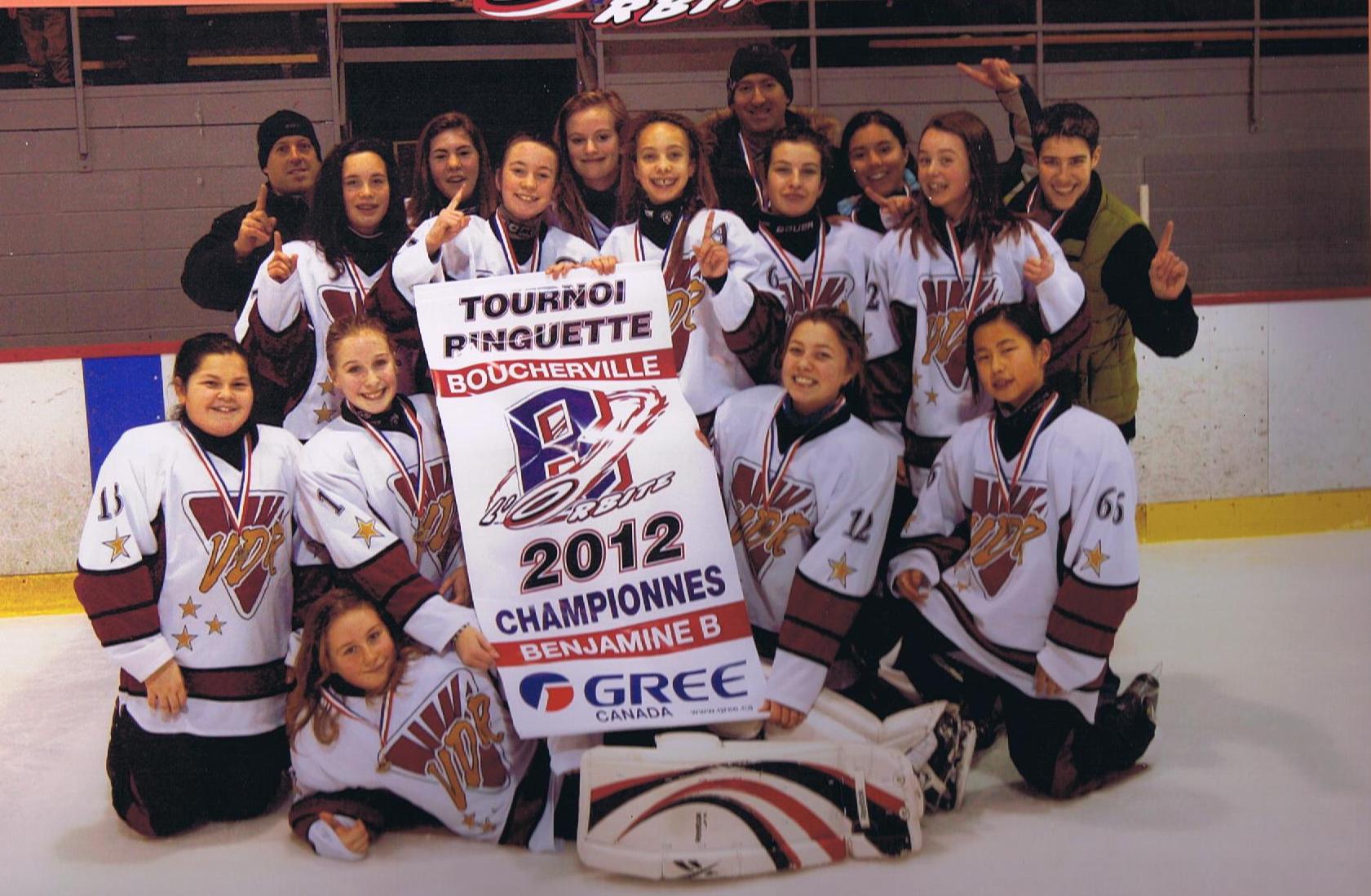 Félicitations aux joueuses (de gauche à droite, couchée) Maude Lapolice, (à genoux) Rosalie De Grandpré, Kélianne Lagacé, Carolane Dion, Léna Dumoulin, (debout) Anne-Sophie Allard-Bernard, Mégane Turcotte, Sarah-Kim Daviau, Alice Gingras, Roxanne Lamarche, Jade Moore et Jade Beaurivage. Soulignons également que Jade Beaurivage, Maude Lapolice, Sarah-Kim Daviau et Kélianne Lagacé ont toutes reçu un titre de joueuse du match durant ce tournoi.