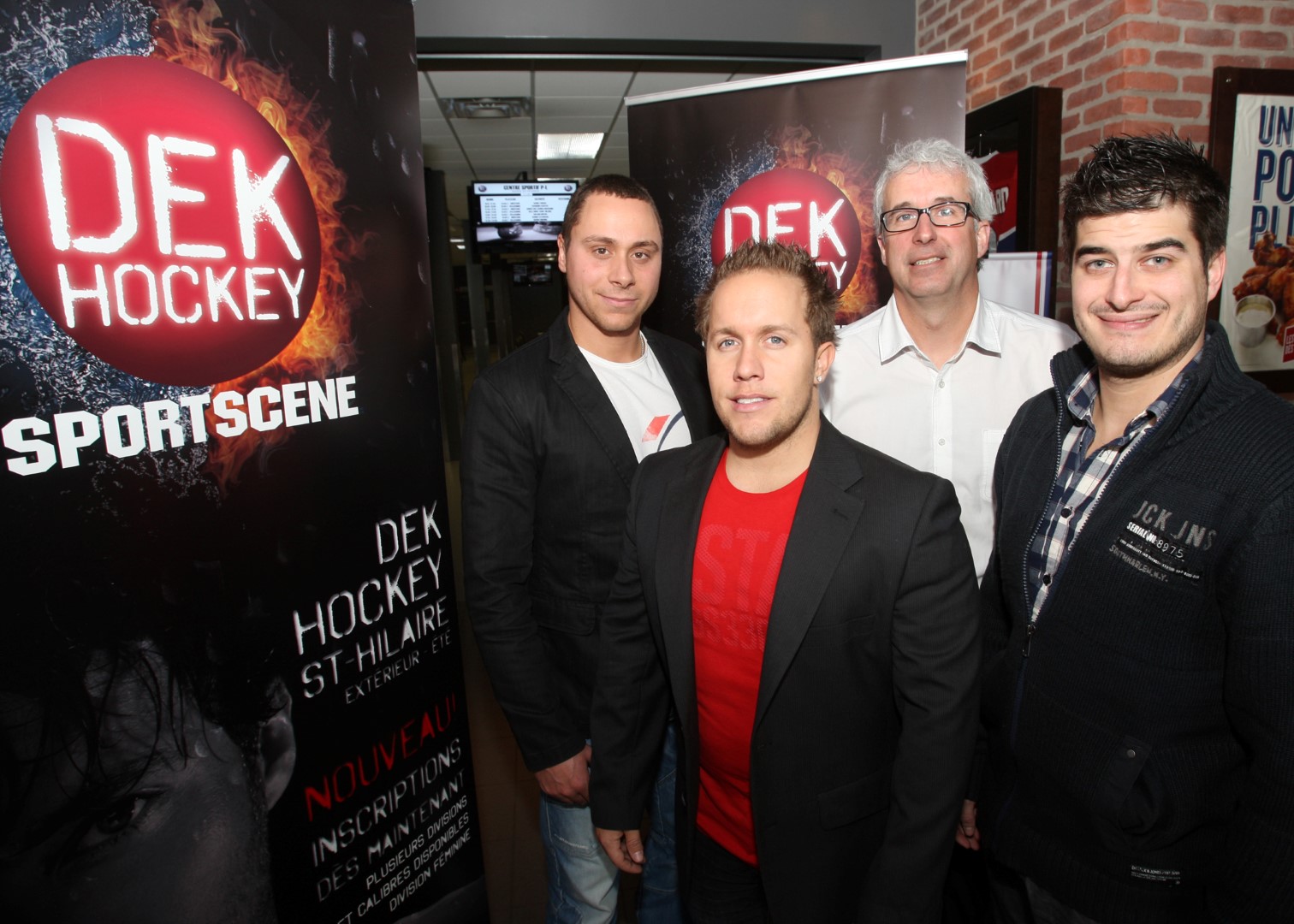 Daniel Cliche, Alexandre Desgagné et Pierre-Olivier Roy, des Entreprises IHL, se sont associés au Groupe Sportscene, qui exploite la nouvelle Cage aux Sports du Centre sportif Paul-Lemieux de Mont-Saint-Hilaire que dirige François St-Pierre (deuxième à droite), pour y aménager une surface de dek hockey.