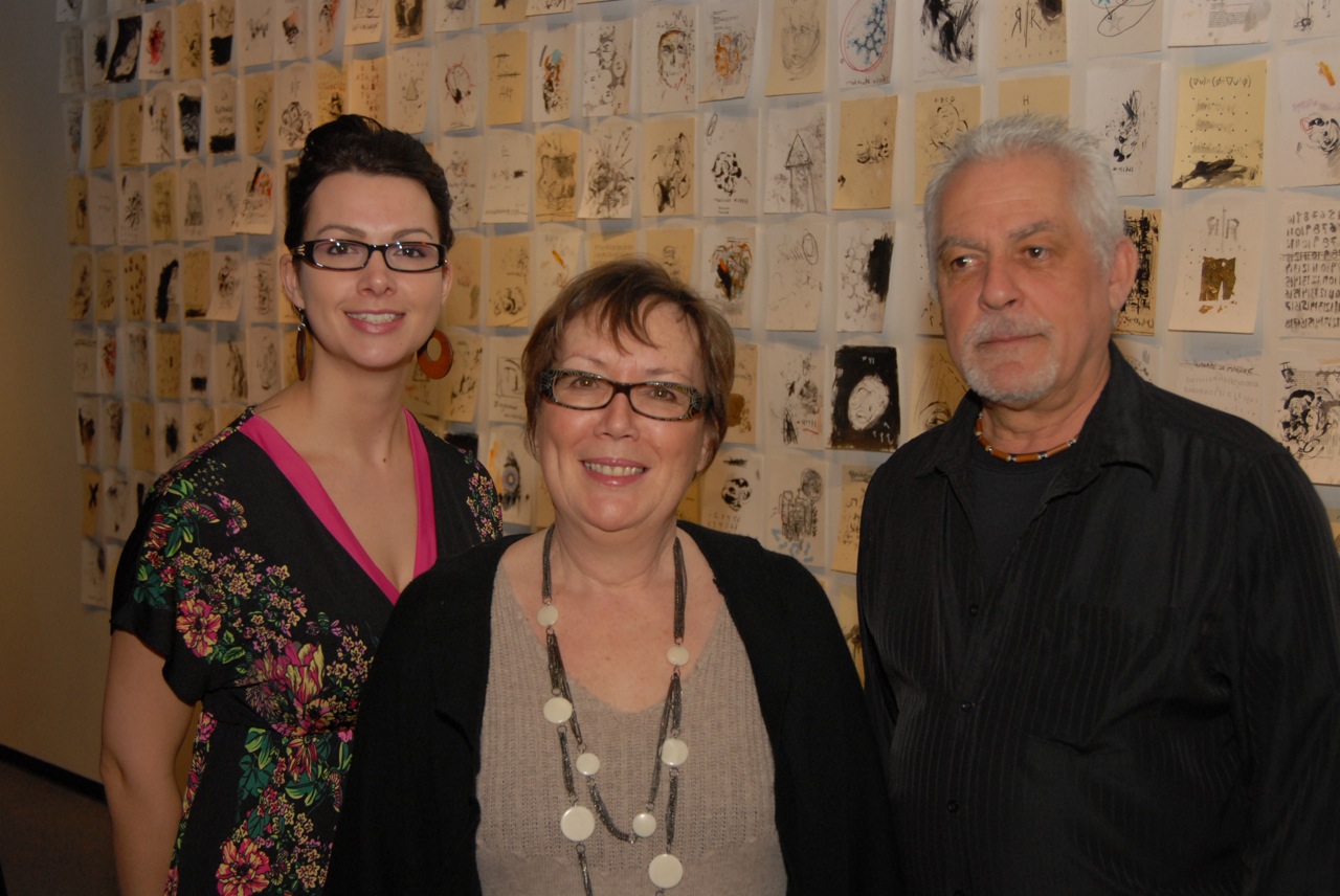 Les artistes Karine Molloy et Georges Bergamaski exposeront chacun en solo, l’une à la Maison Paul-Émile Borduas, l’autre à la Maison Ozias-Leduc, On les voit ici, en présence de Marie-Andrée Leclerc (au centre), directrice du Musée des beaux-arts de Mont-Saint-Hilaire.