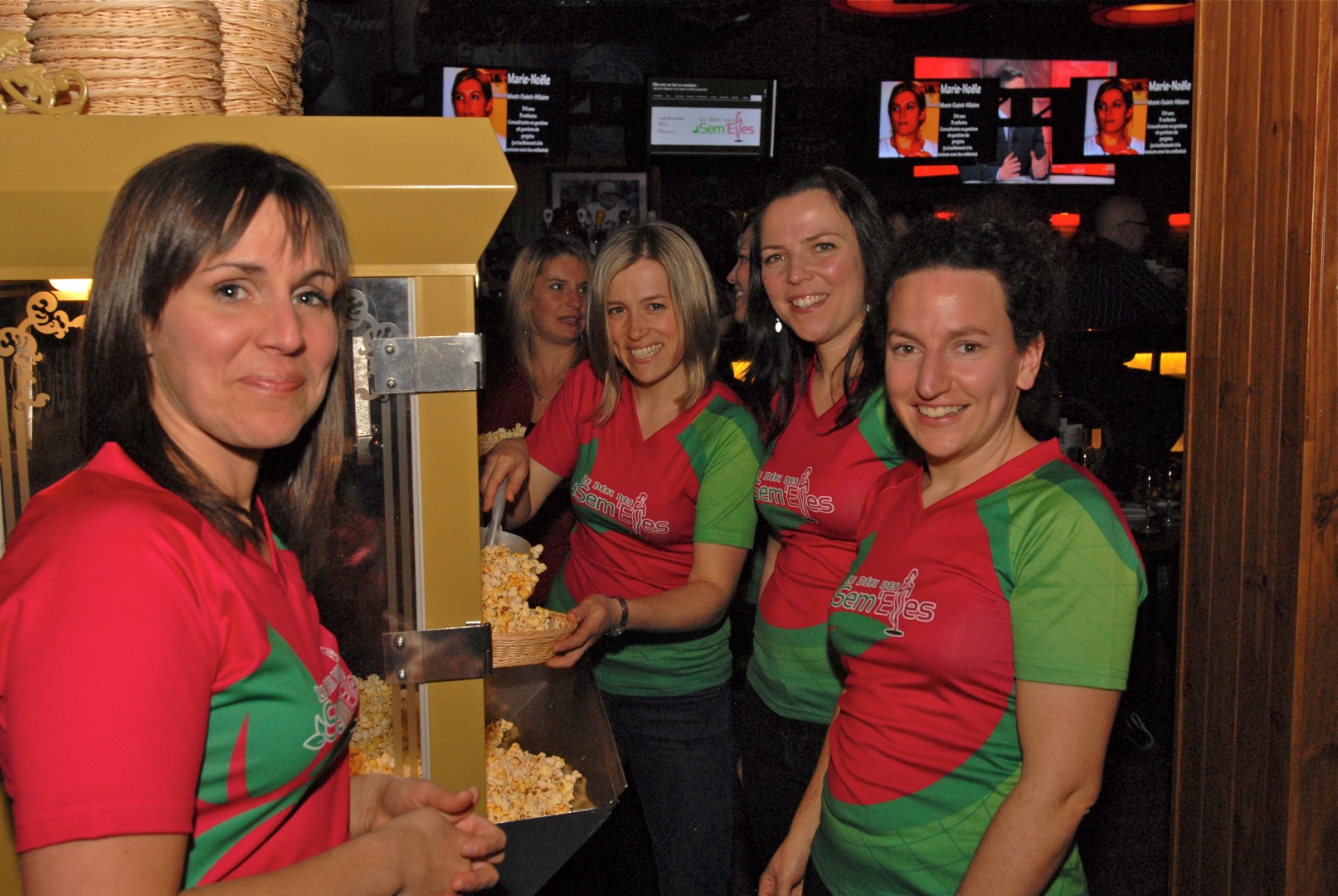 Pas moins de 130 personnes sont venues encourager l’équipe du Défi des Sem’Elles à l’occasion d’un souper-bénéfice à La Cage aux Sports de Mont-Saint-Hilaire, le 20 mars. Les participantes Caroline Bouffard, Marie-Noële Tanguay, Sandra Lalonde et Marie-Claude Petit étaient sur place pour accueillir les gens et leur servir du popcorn.