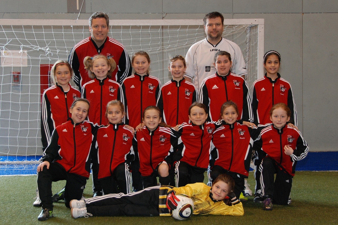 Le U9 féminin du Club de soccer de la Vallée-du-Richelieu, dirigé par les entraîneurs (en arrière) Alain Papillon et Pierre Cadieux, était formé des joueuses (debout, de gauche à droite) Élise Cadieux, Molly Leclerc, Corinne Papineau, Jolyane Lapointe, Alexandra Brassard, Léanne Fiset-Gingras, (à genoux) Kim Horvat, Laurie Daoust, Laurie Gauthier, Émilie Papillon, Rosalie Ayotte, Élise Cardin et (devant) Azélie Therrien.